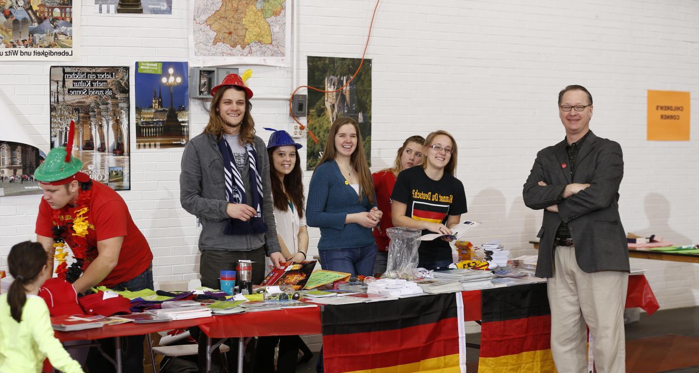 立博在线体育德语俱乐部的学生会员.